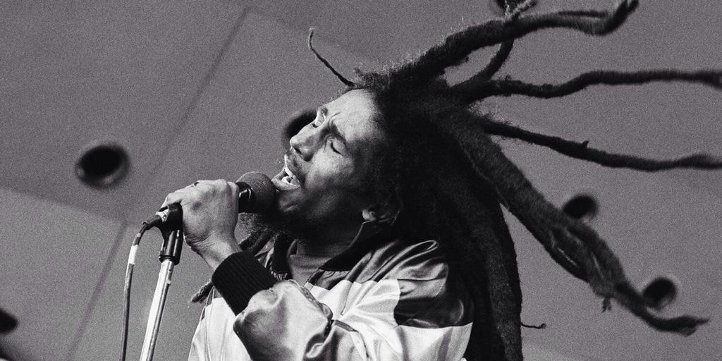 freadingblog's tweet photo. Oggi, nel 1981 moriva #BobMarley Marley, lasciando all'umanità raggi di poesia come questi > http://t.co/xcQLYXLtvn http://t.co/MjrFiChmCr