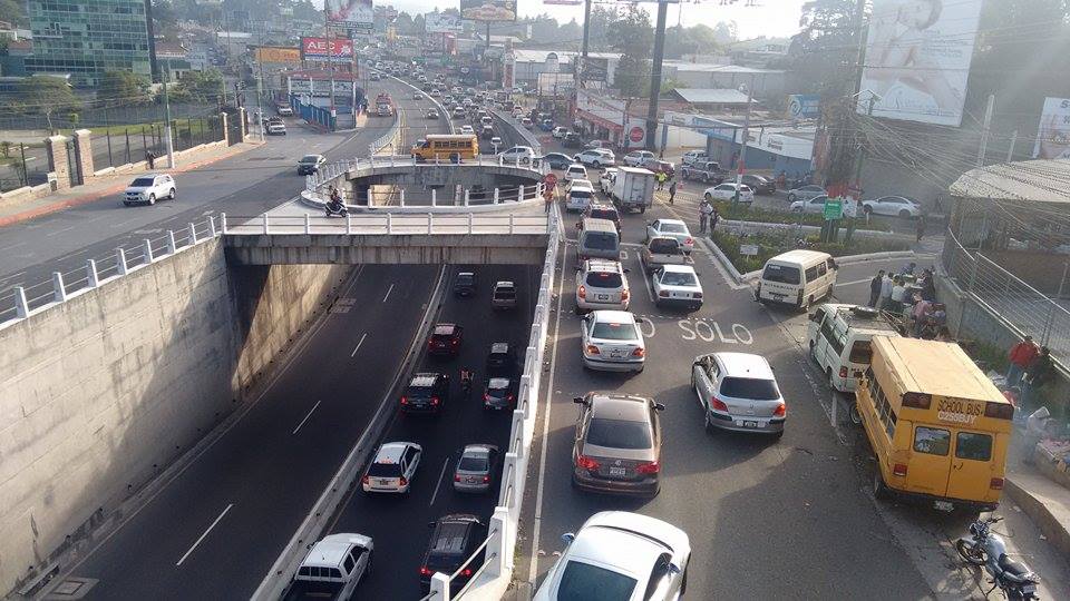 prensa_libre's tweet photo. #TráficoGT lento en el km 17 a 16.5 carretera a El Salvador. Foto: PMT  de Fraijanes http://t.co/yJSLak9dnG