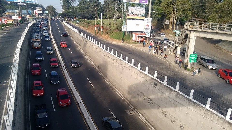 prensa_libre's tweet photo. #TráficoGT lento en el km 17 a 16.5 carretera a El Salvador. Foto: PMT  de Fraijanes http://t.co/yJSLak9dnG