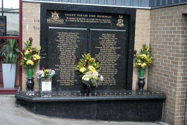 Hoy recordamos a los 56 aficionados fallecidos en Bradford City en el desastre de Valley Parade hace 30 años.