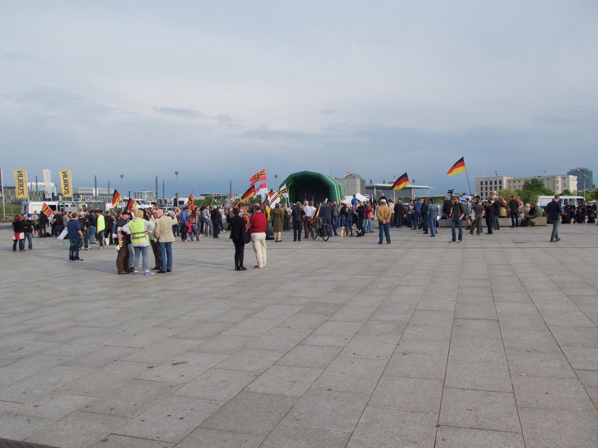 batepsycho's tweet photo. der #9mai, Hooligans und #Code45: der gescheiterte Reichstagssturm. #9mainazifrei http://t.co/E6zAoJpROC #bergida http://t.co/6bt6tBvu4o