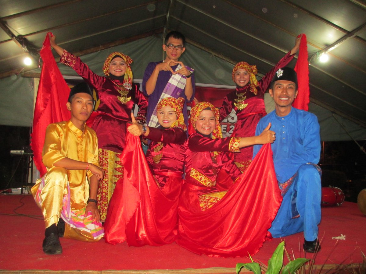 RidhaSHapsari's tweet photo. @muhfadlu @pcmijateng 9b) teman2 se-nusantara dalam Medley Lagu Nusantara. Foto saya nari ada disini   * http://t.co/qHyxG7FhpG