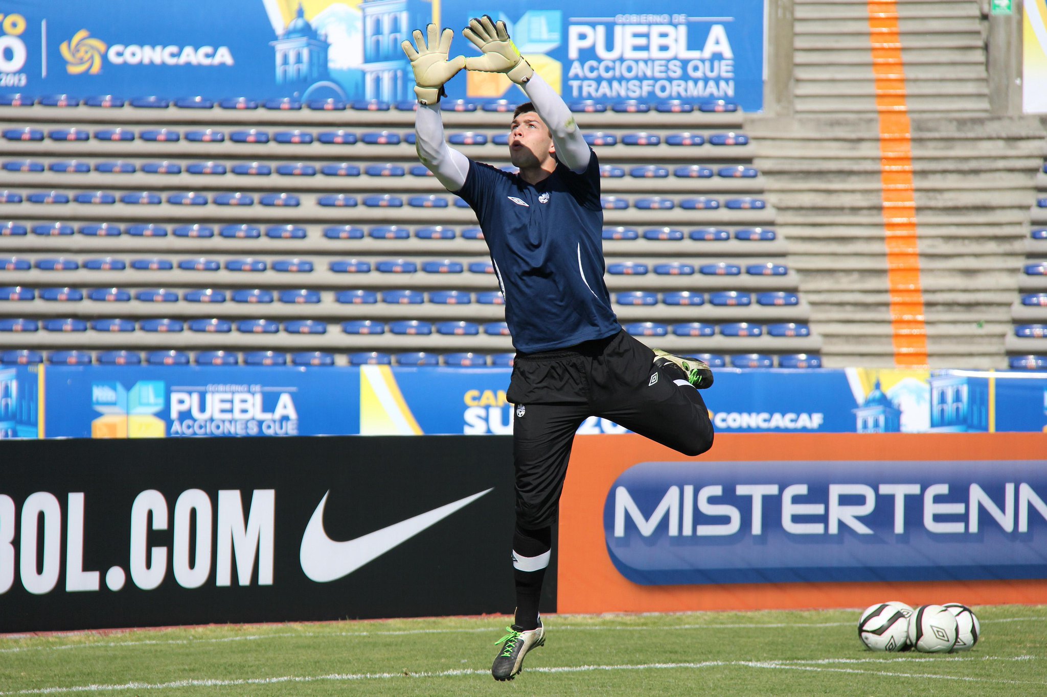 Happy birthday to goalkeeper Maxime Crépeau ( Has played for both and teams. Bonne fête! 