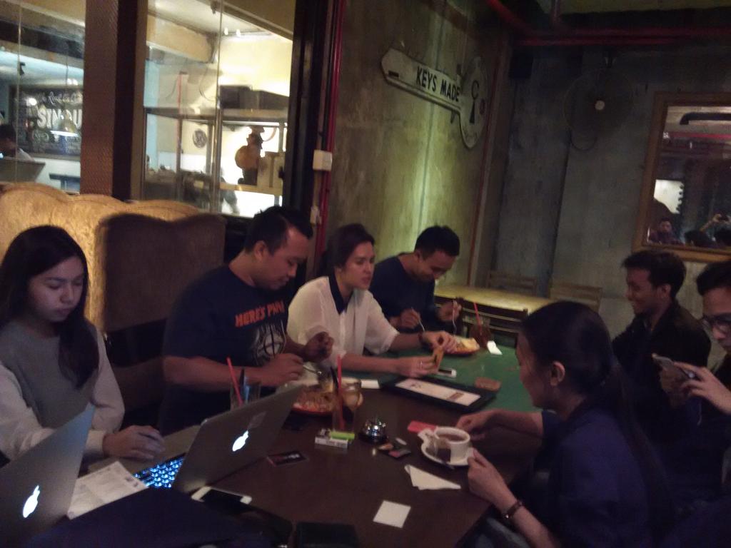 raisa6690's tweet image. selesai latihan, langsung meeting! all for #magnumraisakonser woohoo! it will be great!