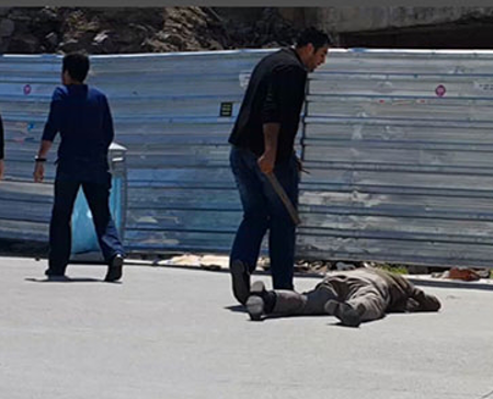 İstanbul Fatih Belediyesi zabıtası seyyar satıcıyı döverken...