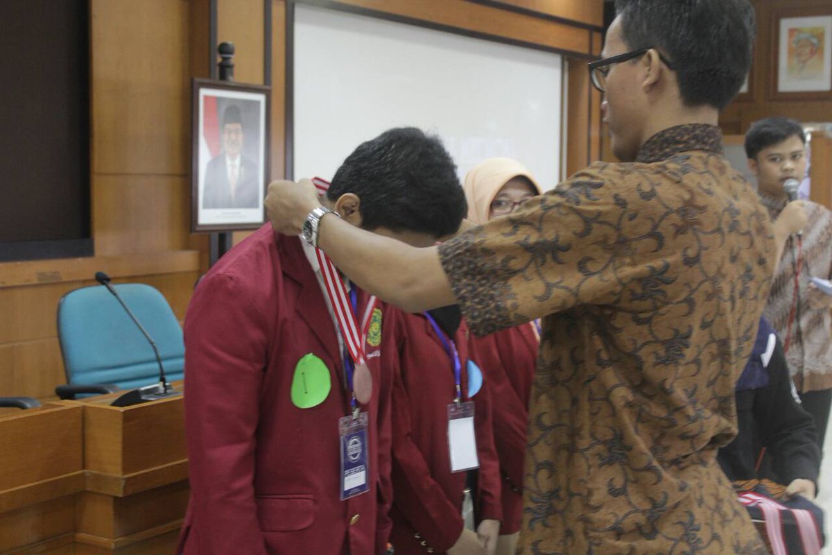 Penyematan Medali Pemenang oleh juri dari <a href="/ISIjogja/">ISIjogja</a>