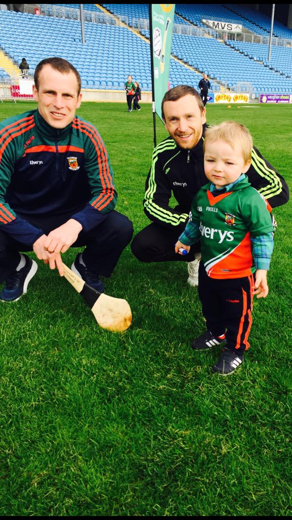 jdsully01's tweet photo. Thanks @MayoGAA, @keithhiggins7, &amp; Aiden Connolly for the photo with my son Cian #MeetYourHeroes Home to Sydney 2day. http://t.co/tjEr033y3i