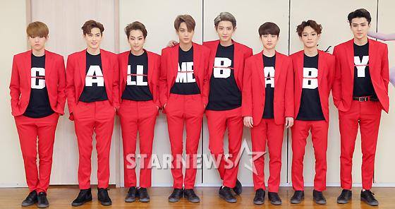 byuntaety's tweet photo. "Let's hide our hands. Don't tell Kyungsoo" #SBSPopAsiaEXO  
(c) @markjinkaisoo http://t.co/05BQpzgIHe