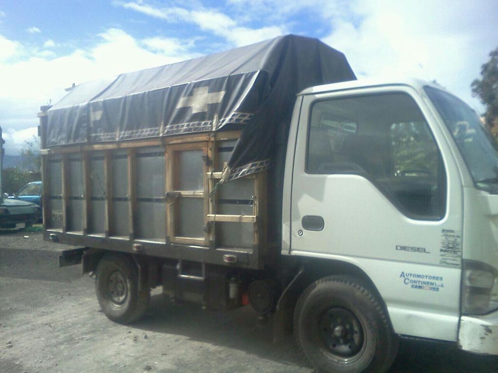 PoliciaEcuador's tweet photo. Operativo #PJ en sector de Pasa, detuvo a ciudadano por abigeato. Recuperado camión Chevrolet, placas PBD2106. http://t.co/Xtl4015WPU
