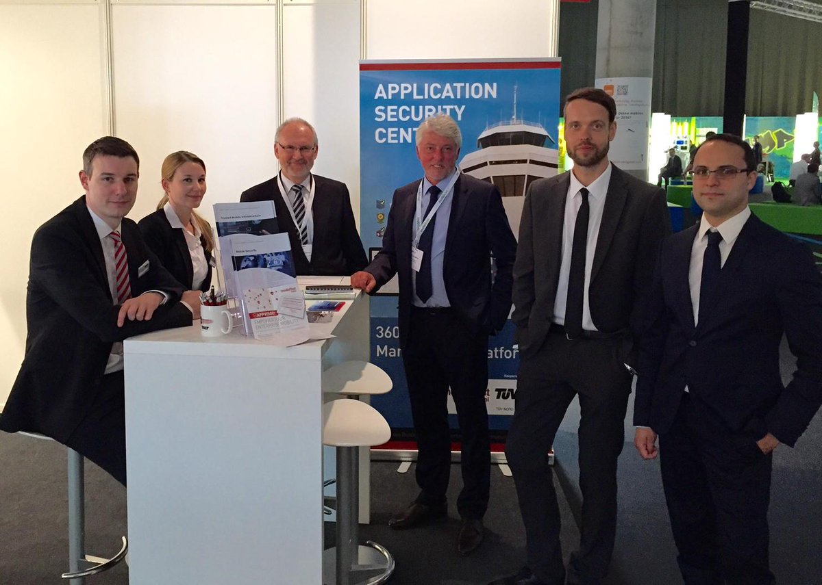Huebsch_mTd's tweet photo. Bereit für das nächste Panel. "Sicheres Enterprise Mobility Management" @wolters_mtd @SaschaMilani #mobikonexpo http://t.co/45QNlzgr0d