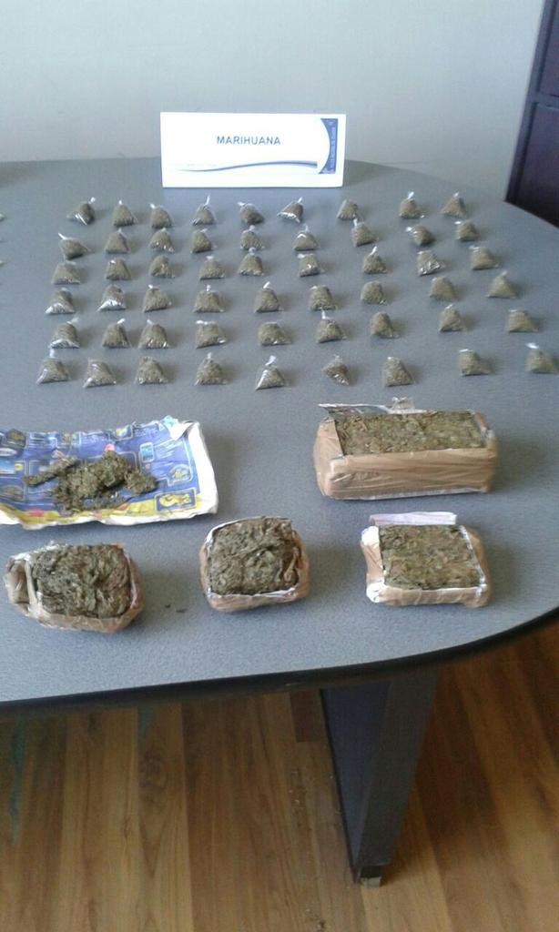 PoliciaEcuador's tweet photo. En cantón Yaguachi detuvimos a Jorge R., por tenencia 1370 g de droga. Se decomisó $400 dólares. #Microtráfico #DNA http://t.co/VJMOfRhwPC