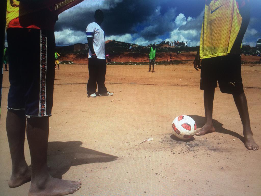 PouSanti's tweet photo. Avui a Uganda. Estat pur de futbol abans de unes semis de Champions. http://t.co/Bf9v5iKF5i