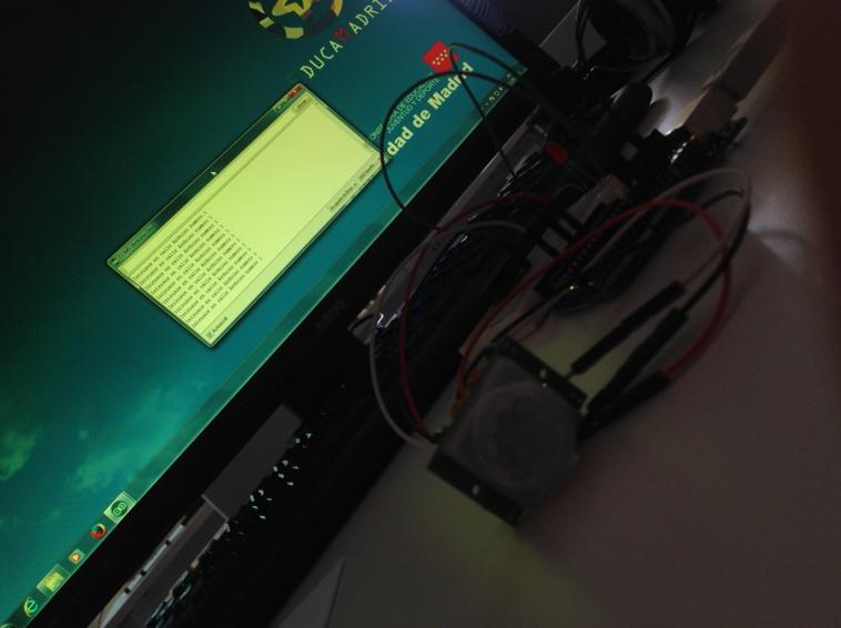 Hugoodear's tweet photo. @cabujeta en Tallerpresencial #Codemadrid con su detector de intrusos. http://t.co/l5nq9bysOv