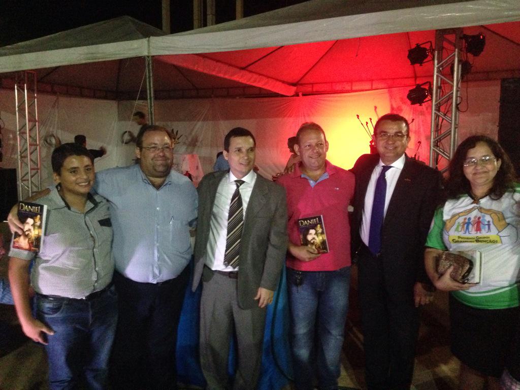pastorotimar's tweet photo. A @iasdserraria fez ontem um lindo culto em praça pública, com 1 batismo e vários líderes evangélicos presentes! D+! http://t.co/g7Q61bMKH5