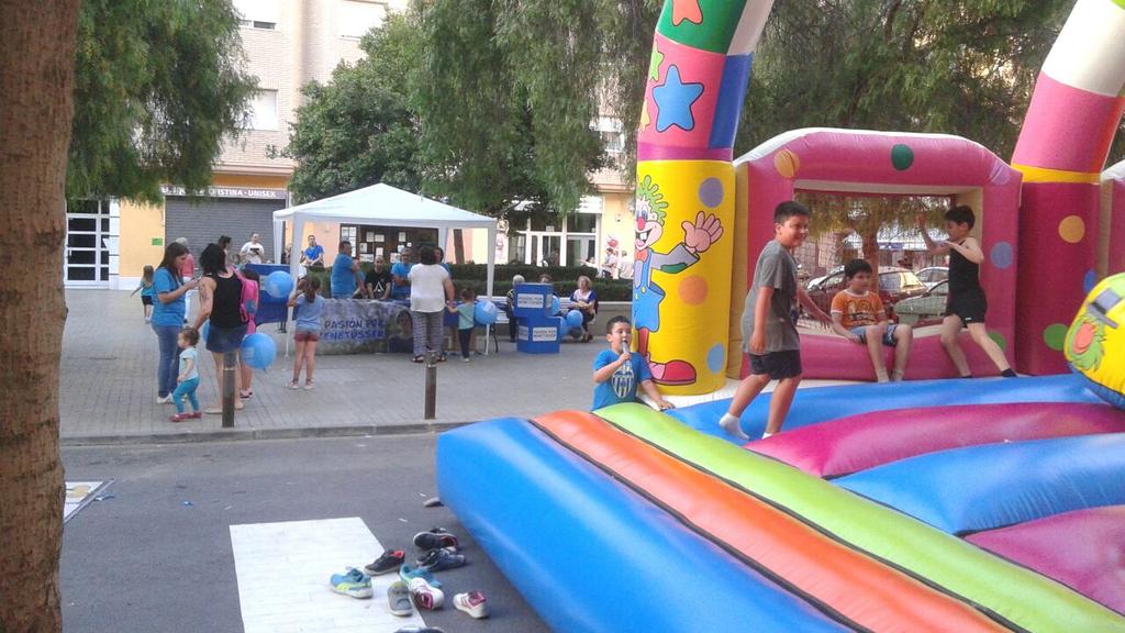 PPBenetusser's tweet photo. Hinchables infantiles y carpa informativa en la Plaza 9 d'Octubre. Gran ambiente #LauraAlcaldesa #aPPaSIonados http://t.co/t3lHn5POe9