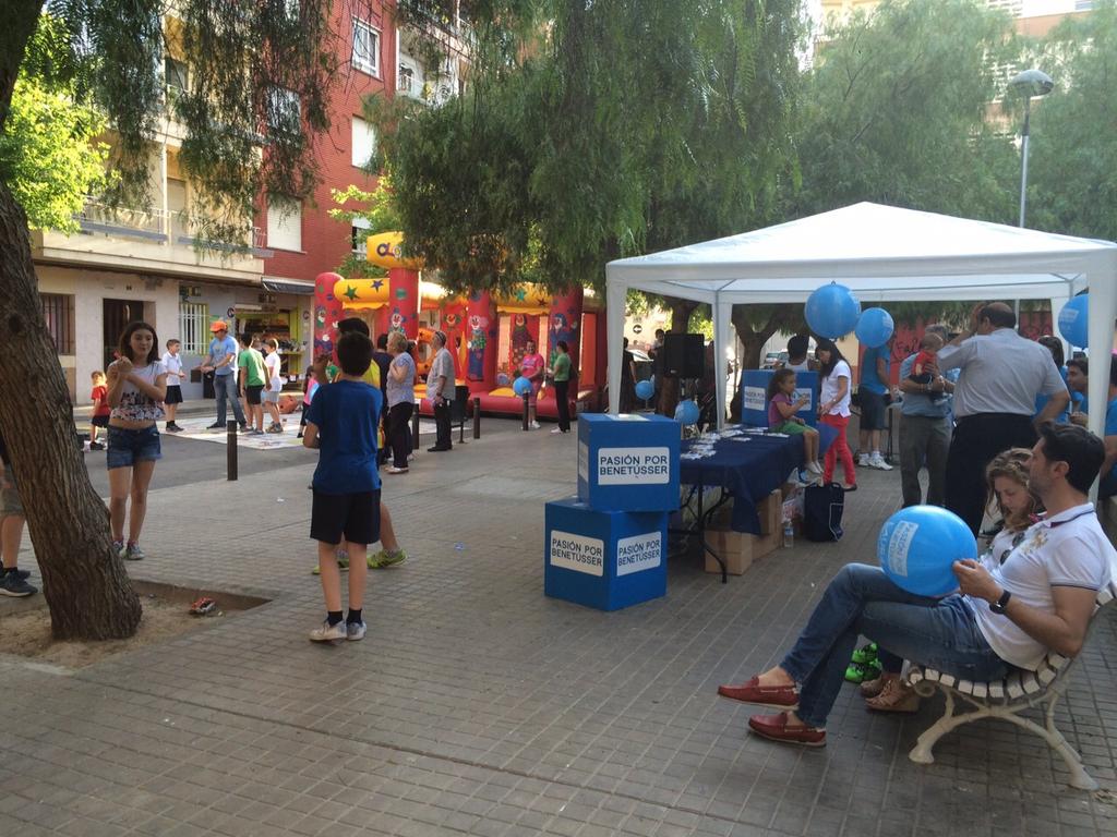 PPBenetusser's tweet photo. Hinchables infantiles y carpa informativa en la Plaza 9 d'Octubre. Gran ambiente #LauraAlcaldesa #aPPaSIonados http://t.co/t3lHn5POe9