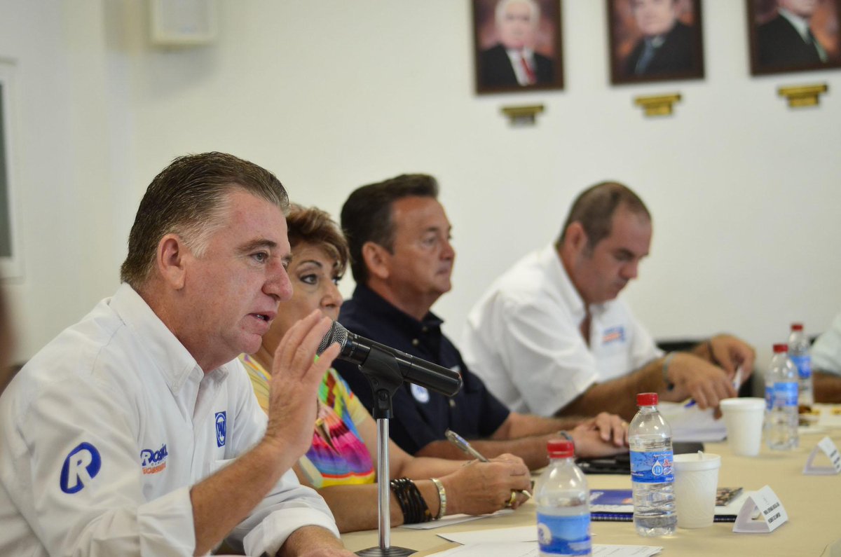 PANCAMPECHECDE's tweet photo. Nuestros candidatos presentando propuestas a empresarios. @JorgeRosinolA @JCLavallePinzon @AlexandroBrownG http://t.co/2Q8RcYEcLt