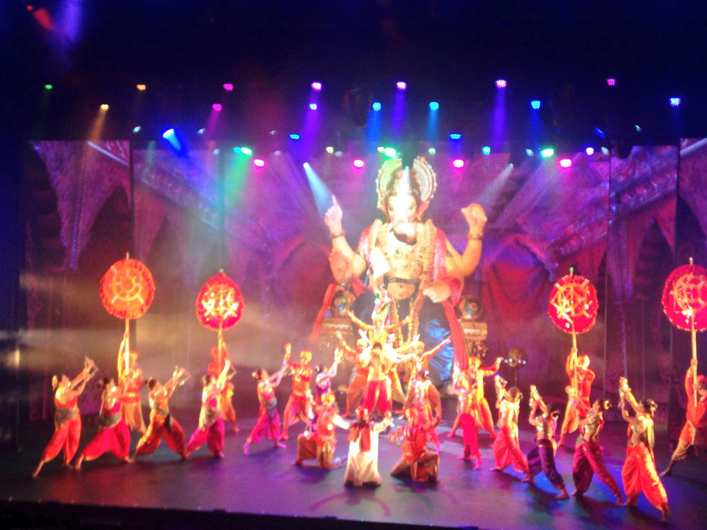 momtazbh's tweet image. Glitz glamour &amp;amp; some seriously amazing music am loving @BeyondBolly #intervaltime #Galanight #musical #WestEnd