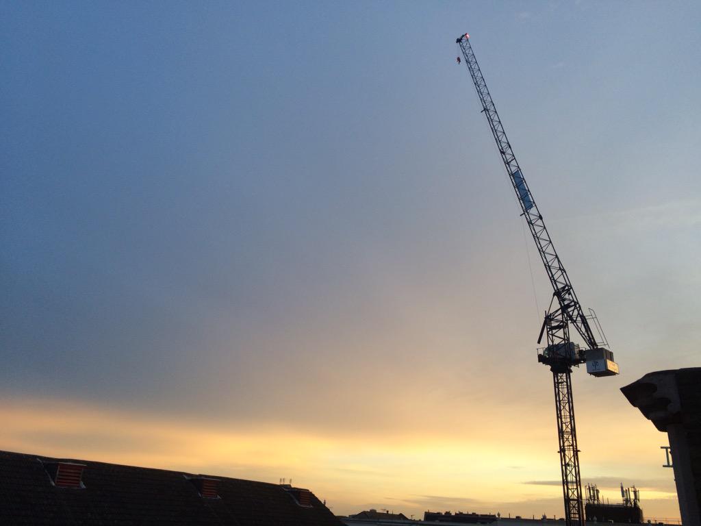 ChefTomHunt's tweet photo. Epic skies @DalstonRoofPark this eve #BBQ #middleeasternbbq #burgers #dj http://t.co/RdYSlMGbe2