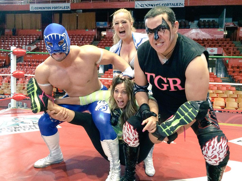 KarlaPineda1's tweet photo. Lo q quieran conmigo con ellos 😝😝 @lamasbonitacmll #ReyBucanero #BluePanterJr 👊👊 http://t.co/bQ0DG8ZKZk