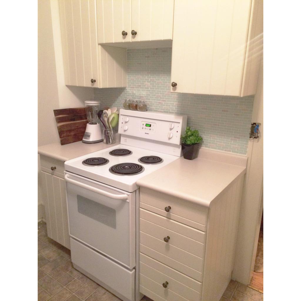 SBreeDesigns's tweet photo. A coat of paint and some glass tile and we barely recognize this small (but lovely) kitchen! #yxe #design http://t.co/6BGdbIpSAB