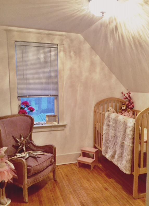 SBreeDesigns's tweet photo. Room for a small queen! #design #smallspace #interiordesign http://t.co/SZS94TkmEd