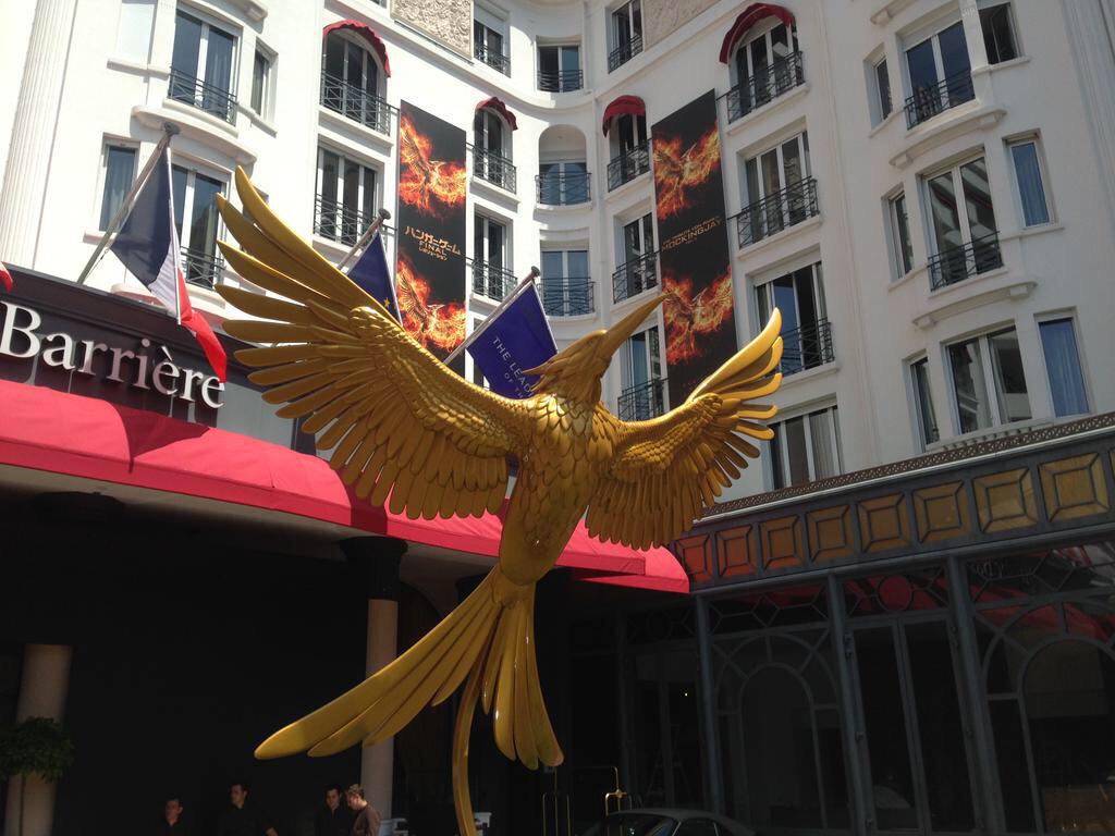 THGSpain_'s tweet photo. ¡Sinsajo Parte 2 ya está presente en el festival de Cannes! http://t.co/MFzWWpXYxK
