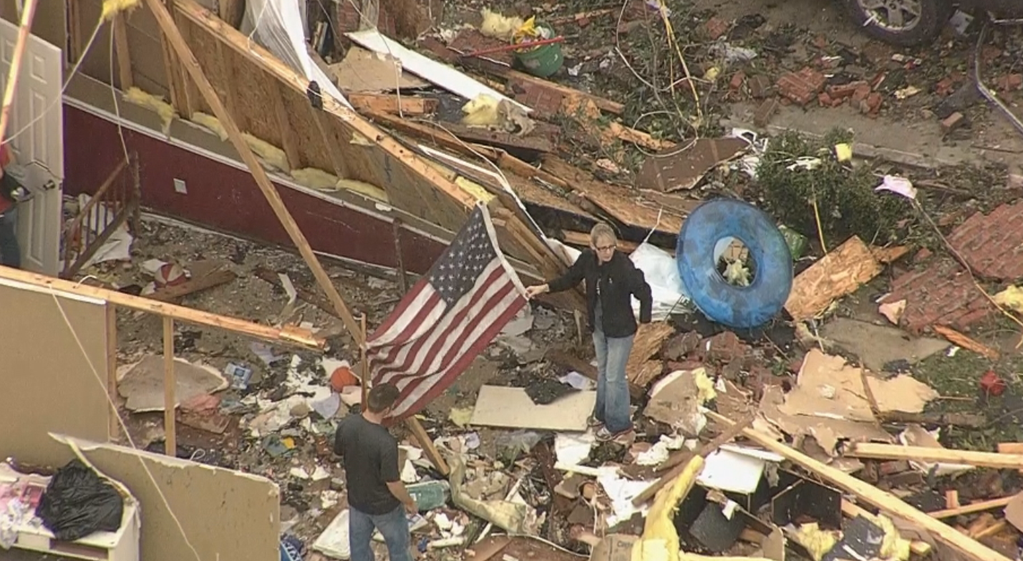 CBSNewsTexas's tweet image. In the midst of damage and devastation in #Van, these folks still raising the US flag. #VanTx #VanTornado @cbsmireya