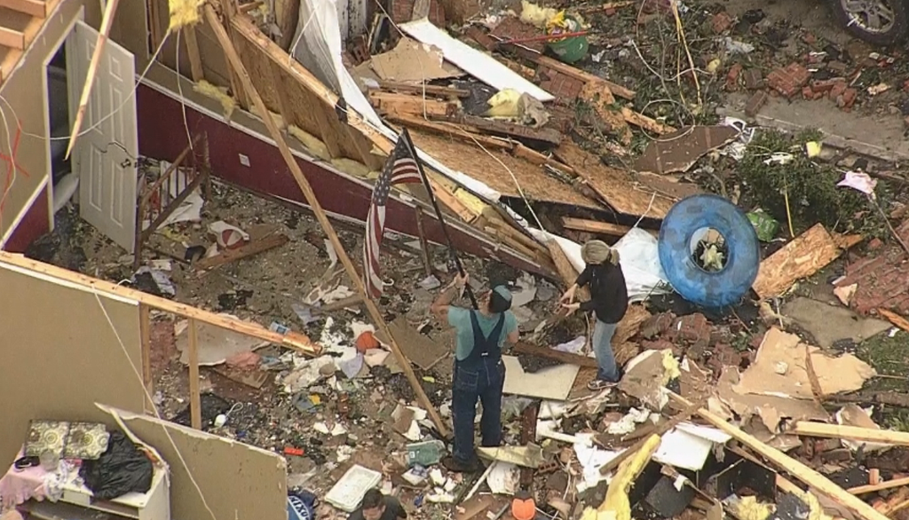 CBSNewsTexas's tweet image. In the midst of damage and devastation in #Van, these folks still raising the US flag. #VanTx #VanTornado @cbsmireya