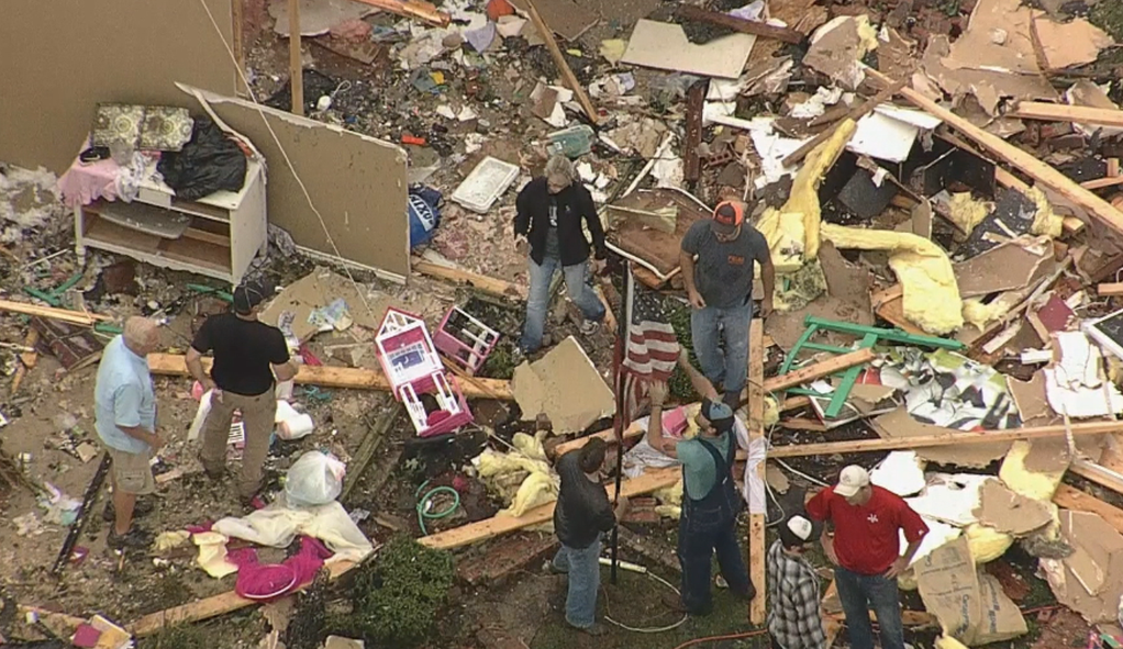 CBSNewsTexas's tweet image. In the midst of damage and devastation in #Van, these folks still raising the US flag. #VanTx #VanTornado @cbsmireya