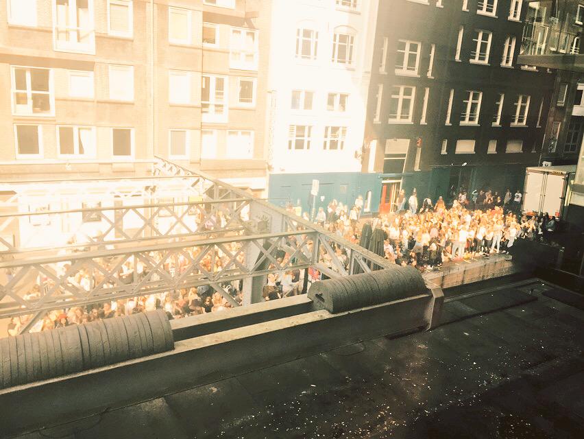 TheVampsband's tweet photo. We love our Dutch fans! #vamsterdam #BigQueue http://t.co/p2lwoaVw7q