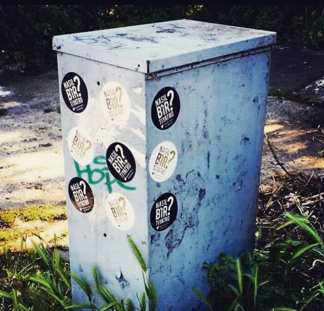 Bazen herşey kendiliğinden oluverir işte.Insanlar buluşur.Aynı fikirler uçuşur.Bir çözüm ararlar. <a href="/nasilbirtiyatro/">Nasıl Bir Tiyatro?</a>