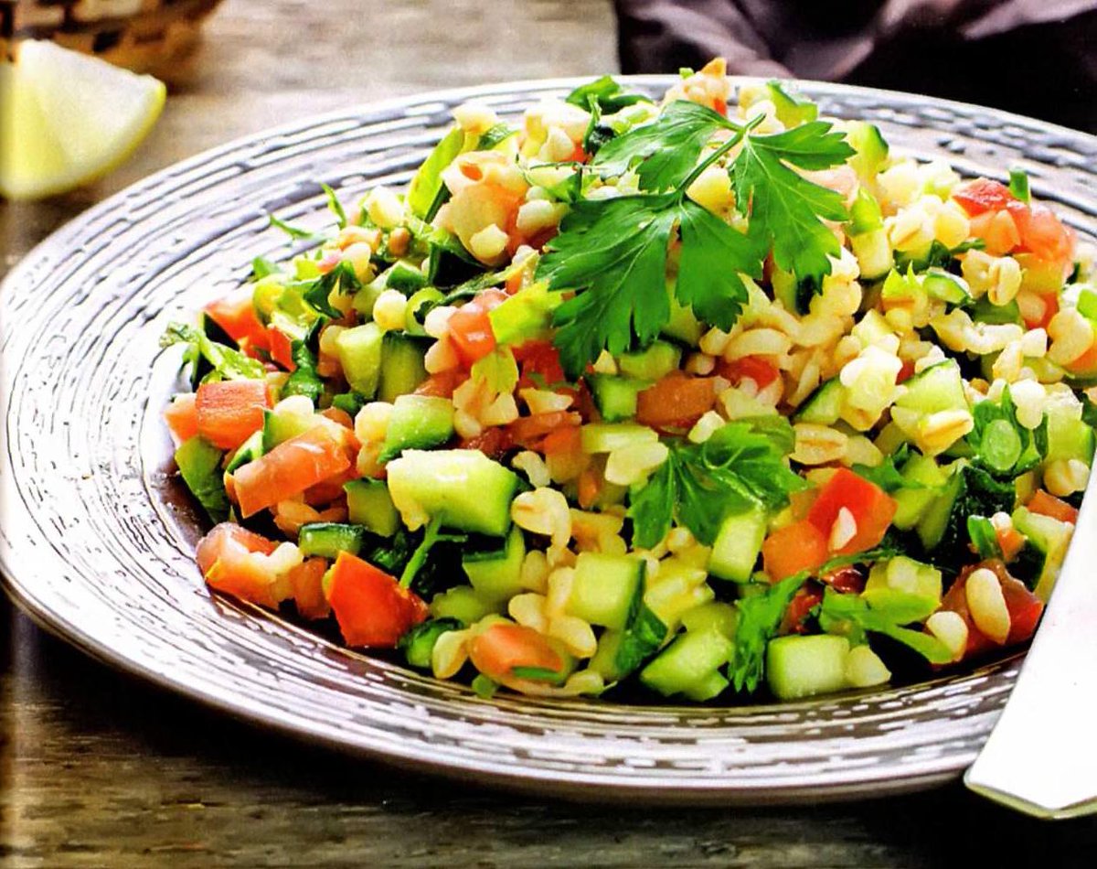 Салат с булгуром и овощами - vkusnosnami.com/salat-s-bulgur…