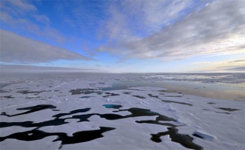 ClimateCentral's tweet photo. Arctic ice is melting faster and sooner: http://t.co/LjcxyWBXtF http://t.co/Dq3s3PosQx