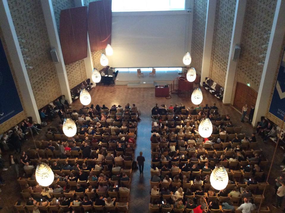 FritForumAarhus's tweet photo. @YhYahyahassan fra @Nationalpartiet er snart klar på Aarhus Uni. Salen er fyldt - stemningen er god! #fritforumaarhus http://t.co/kWs791Lw7X