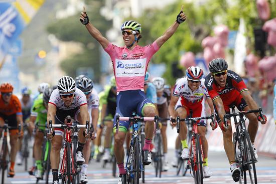 GreenEDGEteam's tweet photo. REPORT: @blingmatthews capitalises on a faultless team ride to win #Giro stage3 in pink. More: http://t.co/csLj4J4eIO http://t.co/WrUylwzx69