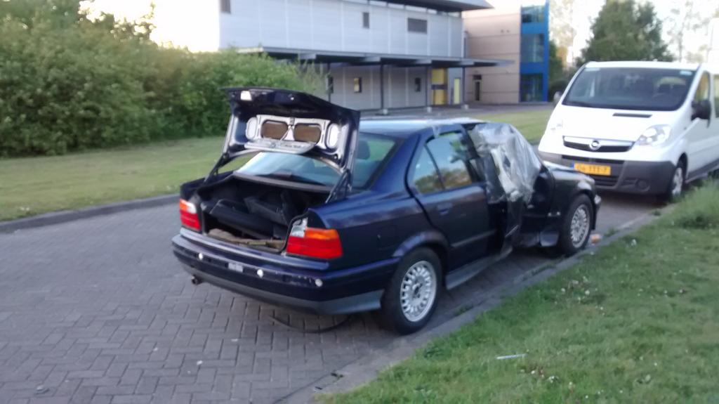 wenbeer's tweet photo. @PolitieFlevo auto zonder kenteken wordt steeds meer gesloopt aan de veluwsekant. http://t.co/TnETLqco5E