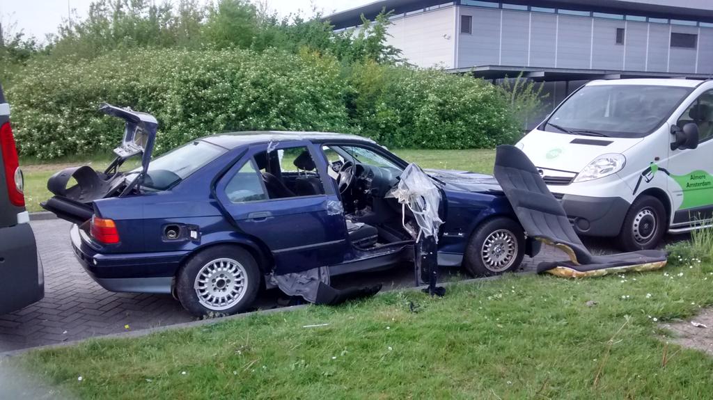 wenbeer's tweet photo. @PolitieFlevo auto zonder kenteken wordt steeds meer gesloopt aan de veluwsekant. http://t.co/TnETLqco5E