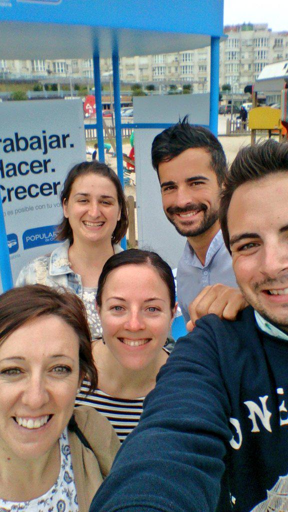 popularescastro's tweet photo. Hablando con los vecinos de #Ostende, intercambiando ideas y contándoles nuestras propuestas #TrabajarHacerCrecer http://t.co/tlciGkCTr9