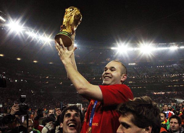 FutbolModerno's tweet photo. Andrés Iniesta en su carrera:

6 La Liga
6 Spanish Super Cup
3 UCL
2 Copa Del Rey
2 FIFA Club WC
2 Euros
1 World Cup http://t.co/9gNn8r4hxs