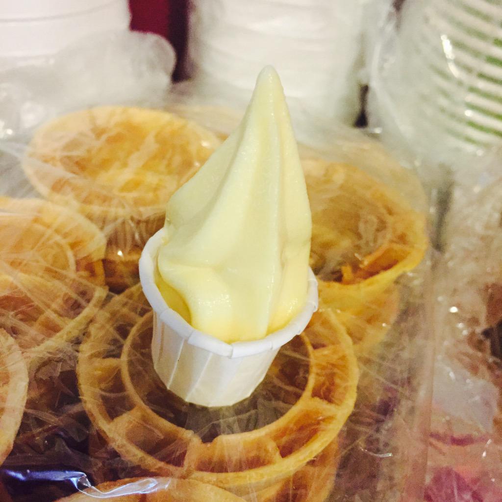 Yolokiss232's tweet photo. $3.99 any flavor cones, unlimited toppings! Try dulce de leche new this week! http://t.co/Mr24n2ayfA