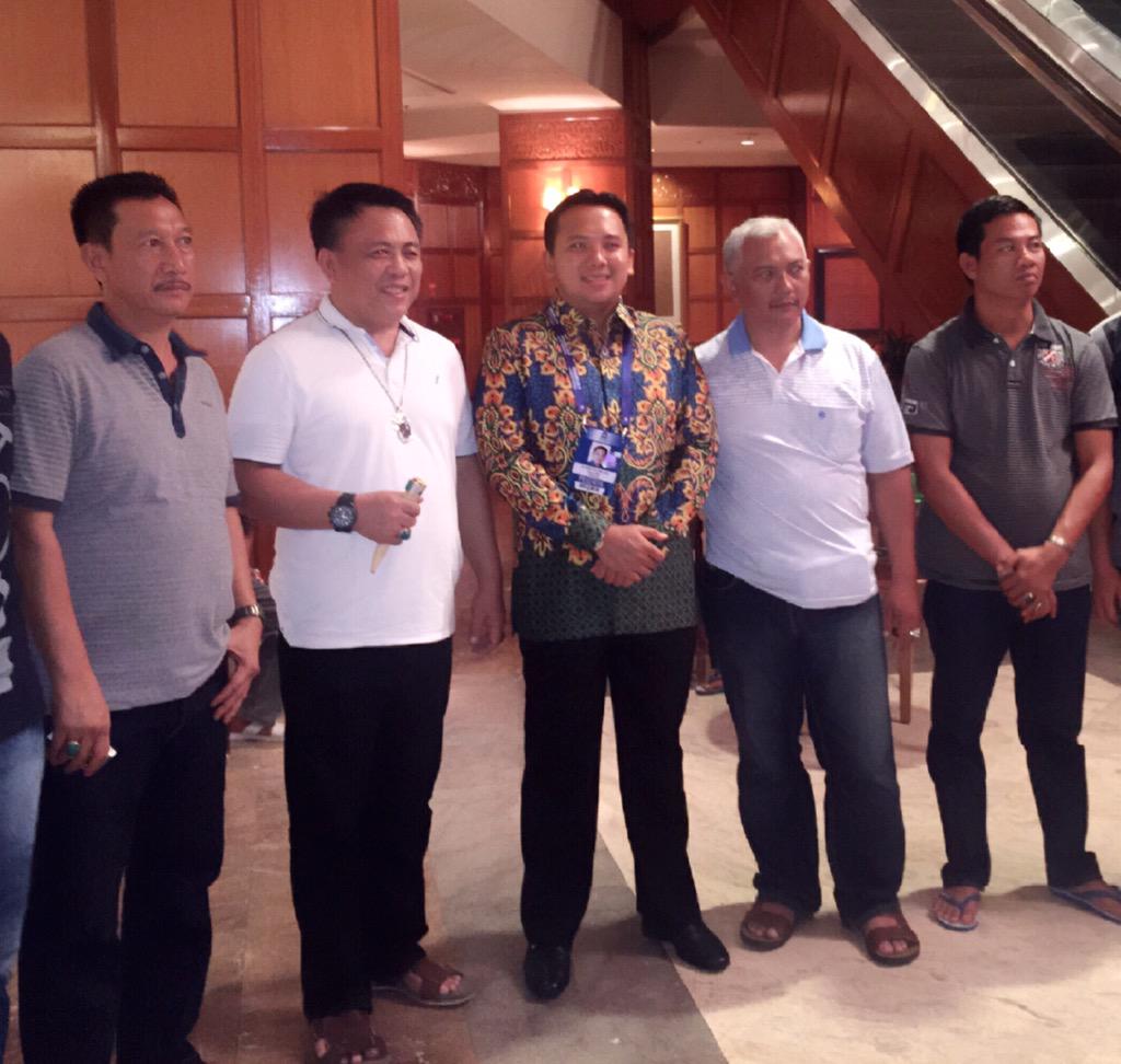 demokrat_lt's tweet photo. Foto bersama ketua DPD @mridhoficardo ketua DPC @syamsirfirdaus diarena kongres IV http://t.co/MvJhJjCvSB