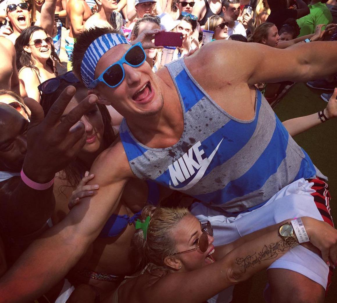 BleacherReport's tweet image. VIDEO: Rob Gronkowski isn’t letting the #DeflateGate ruin his birthday, parties hard in Vegas ble.ac/1J63yru