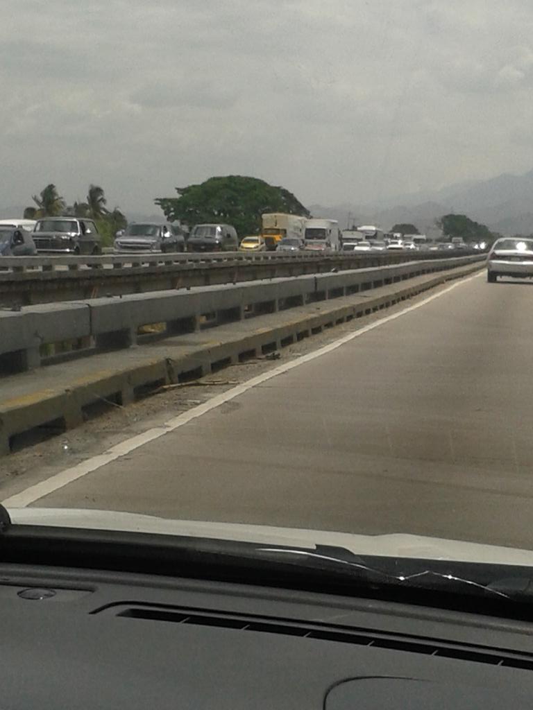 fonsecamlb's tweet photo. @victoria1039fm cola en la cabrerar para entrar al tunel.. aprox 2km http://t.co/bvN6FIgtCn