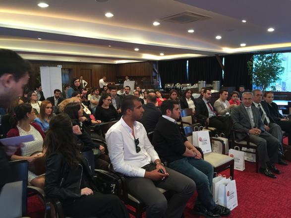 Hukuk Fakültesi mezunları Toplantısında mezunlarımız değerlendirme yapıyorlar