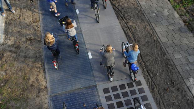 MitchellReardon's tweet image. Dutch solar #bikelane generates more power than expected - 3000kw/150000 riders in 6 months! bit.ly/1FfXX2g