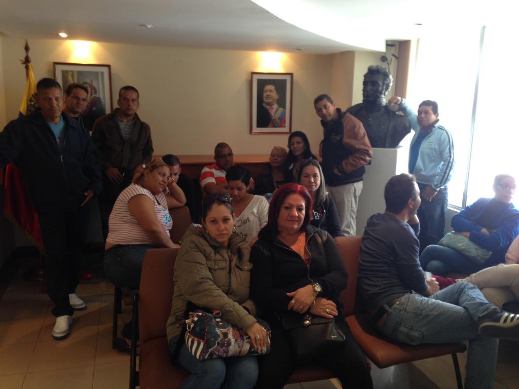ApolinarMarque9's tweet photo. #AfectadosPorCencoex en el consulado mas de 50 venezolanos que no tenemos ni con que comer por culpa de cencoex http://t.co/NASgXy0Dcg