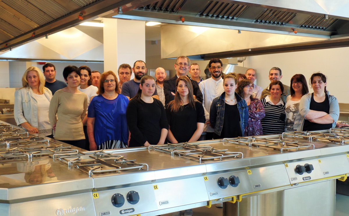 forumcarballo's tweet photo. #CarballoPorEtapas Os alumnxs de Adrián Felípez recibiron a visita de @EvencioFerrero, @XRegueira e cargos de #Axober http://t.co/4kFoOXA8Ew