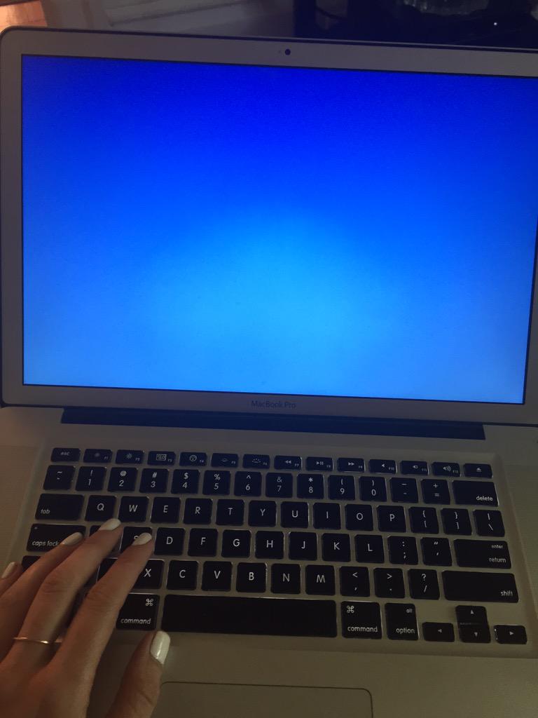 grettatees's tweet photo. Shit. Computer on the fritz. Not how I wanted to start my week 👎🏼 http://t.co/9ILeVnezb7