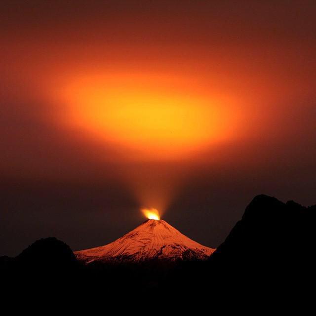 pacoragageles's tweet image. 4 Impresionantes volcanes: 
Villarrica (Chile) 
Mauna Kea (Hawaii)
MonteFuji (Japan)
Cabulco (Chile)